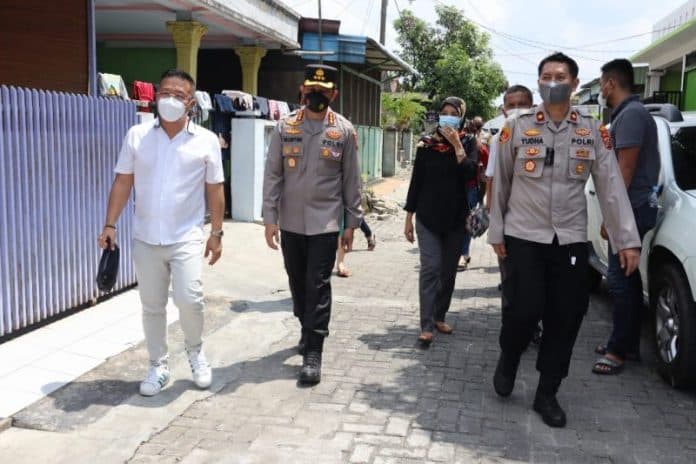 kapolrestabes_medan_cek_pemukiman_warga_dengan_berjalan_kaki