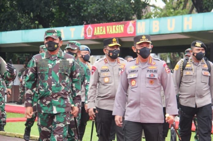 kapolri_dan_panglima_tni_tinjau_vaksinasi_covid_19_di_medan