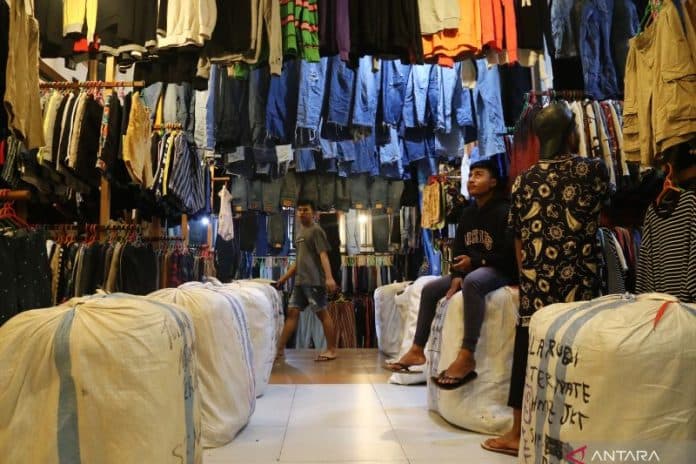 kapolri_perintahkan_jajaran_usut_penyeludupan_pakaian_bekas_impor