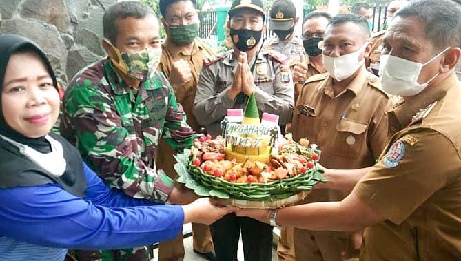 kapolsek_dan_camat_tanjung_morawa_datangi_koramil_16tm_bawa_tumpeng