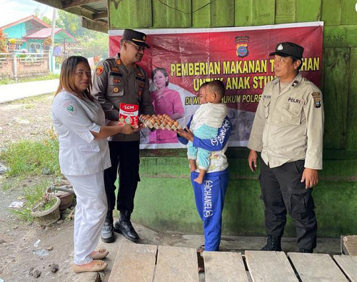 kapolsek_dolok_silau_bagikan_makanan_tambahan_cegah_stunting