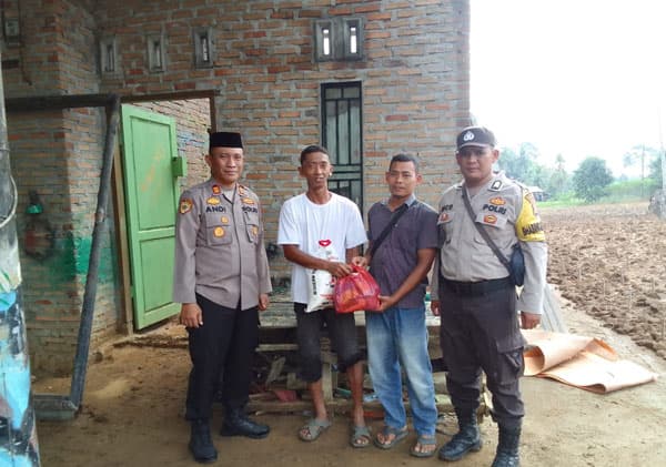 kapolsek_firdaus_bantu_korban_bencana_angin_kencang_di_sei_rampah