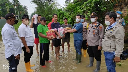 kapolsek_firdaus_salurkan_bantuan_sembako_untuk_korban_banjir