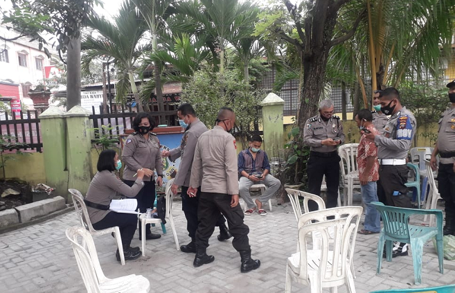 kapolsek_helvetia_cek_pendistribusian_kotak_suara_dan_bilik_suara