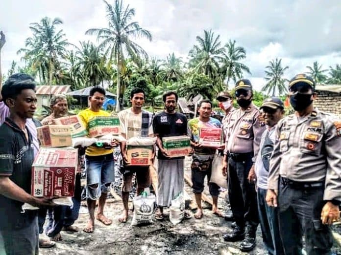 kapolsek_indrapura_kunjungi_korban_kebakaran_kuala_indah_dan_beri_sembako