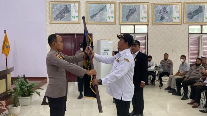 kapolsek_kukuhkan_pokdar_kamtibmas_indrapura