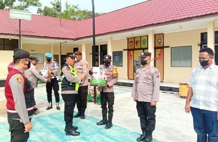 kapolsek_labuhan_ruku_berikan_paket_nataru_pada_seluruh_personelnya