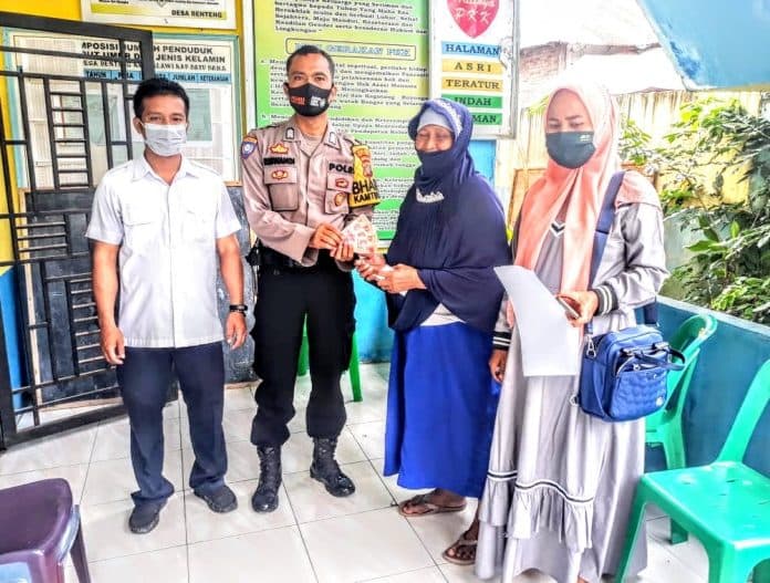 kapolsek_labuhan_ruku_pastikan_penerima_blt_desa_patuhi_prokes