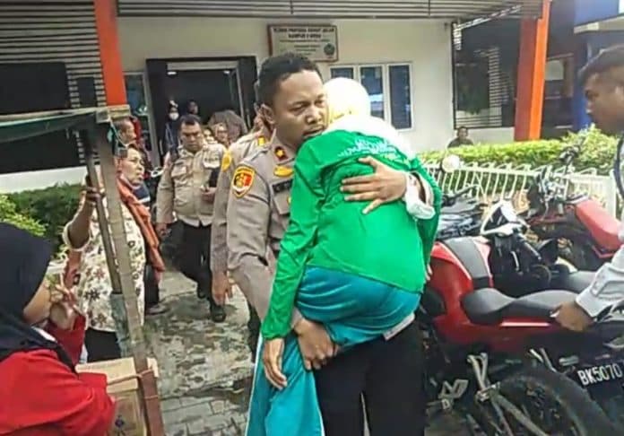 kapolsek_medan_timur_gendong_lansia_pingsan_ke_rumah_sakit