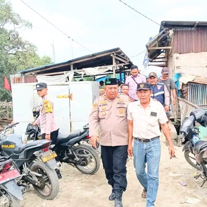 kapolsek_medang_deras_sambangi_tokoh_masyarakat_ajak_ikut_jaga_kamtibmas