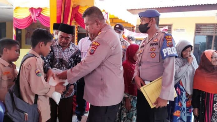 kapolsek_medang_deras_santuni_kaum_duafa_dan_anak_yatim