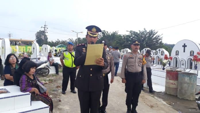 kapolsek_percut_sei_tuan_pimpin_upacara_pemakaman_jenazah_aiptu_edwar_sihombing