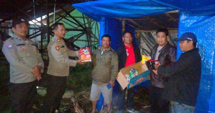 kapolsek_simpang_empat_kunjungi_pos_kamling_desa_linggajulu
