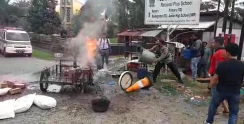 kapolsek_tanjung_morawa_bantu_padamkan_becak_terbakar