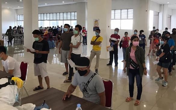 karantina_penghuni_wisma_atlet_kacau_makan_terancam_dan_berjubel