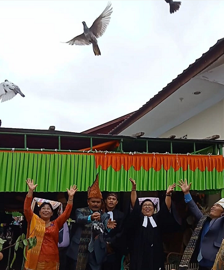 karnaval_dan_festival_koor_meriahkan_pesta_olob_olob_gkps_resort_sarimatondang