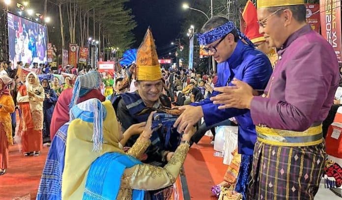 karnaval_dan_pawai_budaya_rakernas_apeksi_xvi_di_makassar_pemko_siantar_perkenalkan_budaya_simalungun