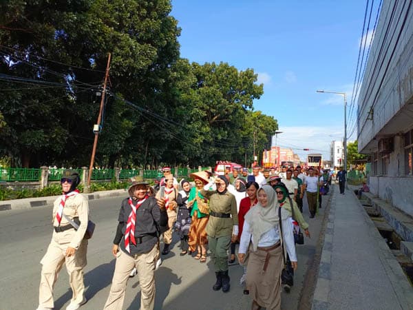 karnaval_hari_pahlawan_di_siantar_dimeriahkan_ribuan_peserta_memakai_kostum_unik