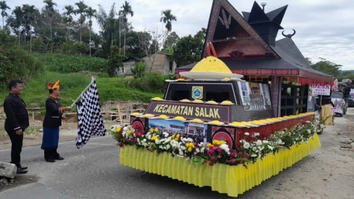karnaval_kendaraan_hias_dan_budaya_awali_puncak_perayaan_pesta_budaya_oang_oang_pakpak