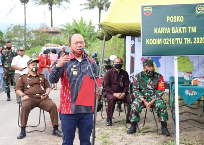 karya_bakti_tni_bangun_jembatan_gantung_parbubu_pea