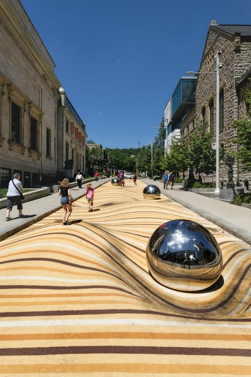 karya_seni_visual_bergelombang_pada_permukaan_jalan_rata_di_montreal