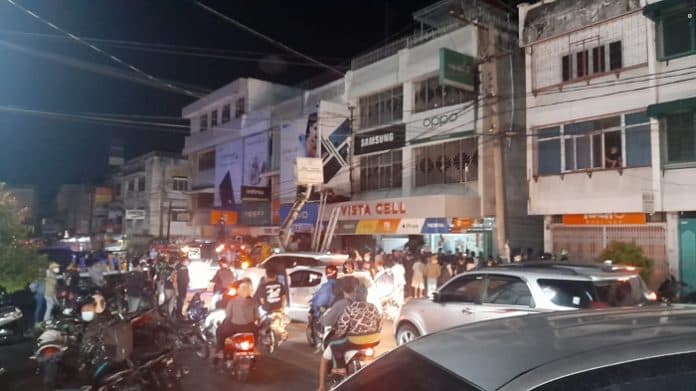 karyawan_cv_raja_sutanindo_kesetrum_saat_ganti_spanduk_iklan