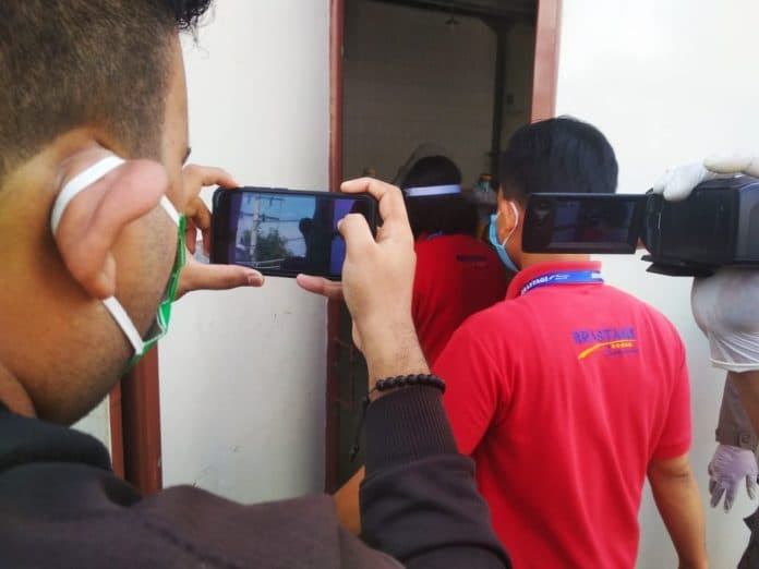 karyawan_jalani_rapid_test_brastagi_supermarket_tetap_buka