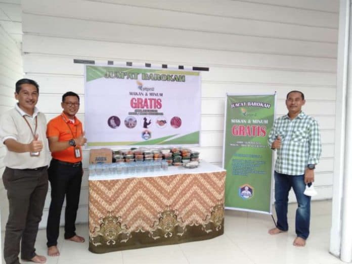 karyawan_ptpn2_tanjung_morawa_berbagi_makanan_setiap_hari_jumat