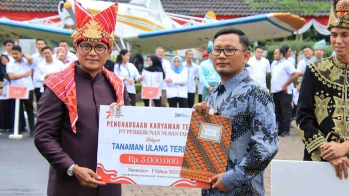 karyawan_ptpn2_terima_medali_jubellium_pada_peringatan_kemerdekaan_indonesia