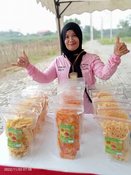 karyawan_swasta_bangkit_dari_phk_mampu_dirikan_usaha_keripik_omzet_rp500_ribu_per_hari