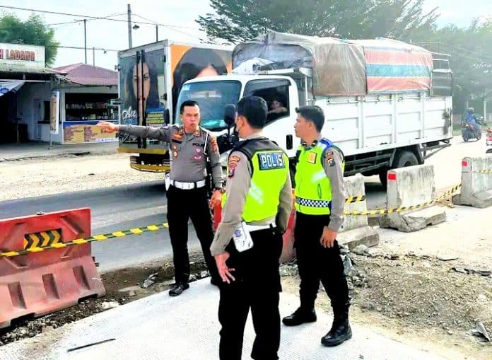 kasat_lantas_polres_batu_bara_cek_pembuatan_pos_pam_ops_ketupat_toba_2023