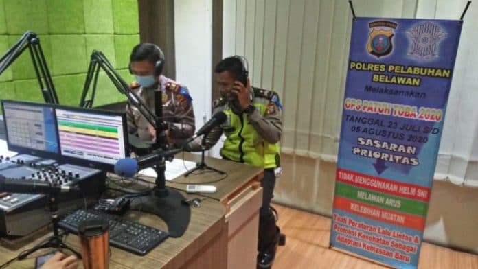 kasat_lantas_polres_pelabuhan_belawan_talk_show_di_radio_medan