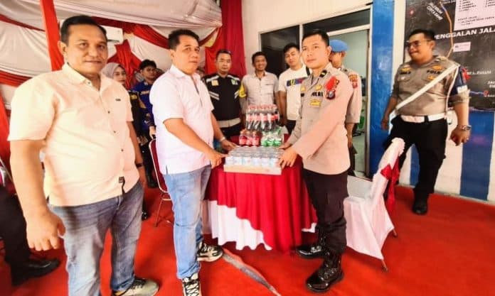 kasat_narkoba_polres_batu_bara_berikan_paket_minuman_untuk_personel_pos_pam