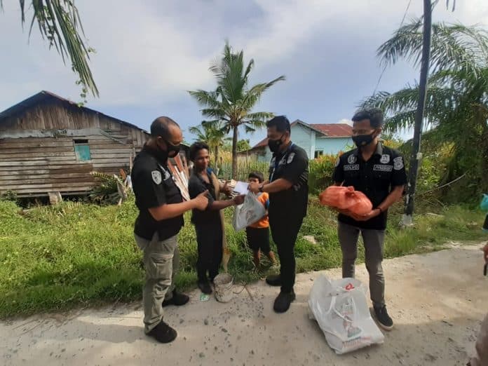 kasat_reskrim_polres_batu_bara_serahkan_bansos_kapolres_kepada_warga_kurang_mampu