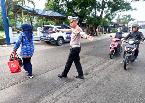 kasatlantas_polres_batu_bara_terjun_langsung_atur_arus_lalu_lintas