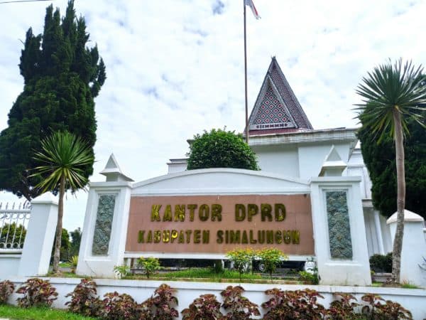 kasus_adu_jotos_anggota_dprd_dengan_ts_paslon_bupati_simalungun_berlanjut_bkd_panggil_benfri_sinaga