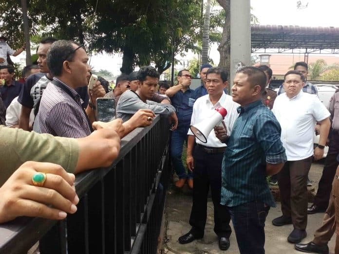 kasus_dana_reses_dprd_2017_dihentikan_kajari_tebing_didemo_aliansi_masyarakat