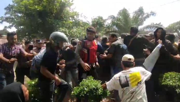 kasus_keracunan_ternak_warga_di_asahan_unjuk_rasa_ke_kantor_ptpn_iv_berakhir_ricuh