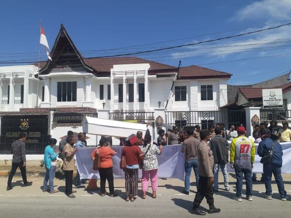 kasus_yang_dilaporkan_tak_pernah_ada_kejelasan_kejari_toba_didemo_aliansi_masyarakat