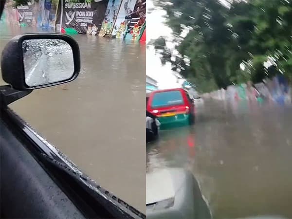 kawasan_lapangan_merdeka_medan_banjir_banyak_kendaraan_mogok