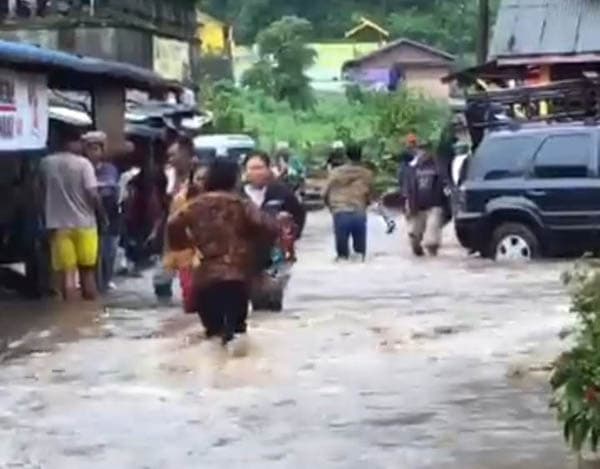 kawasan_pemandian_air_panas_pariban_di_karo_dilanda_banjir