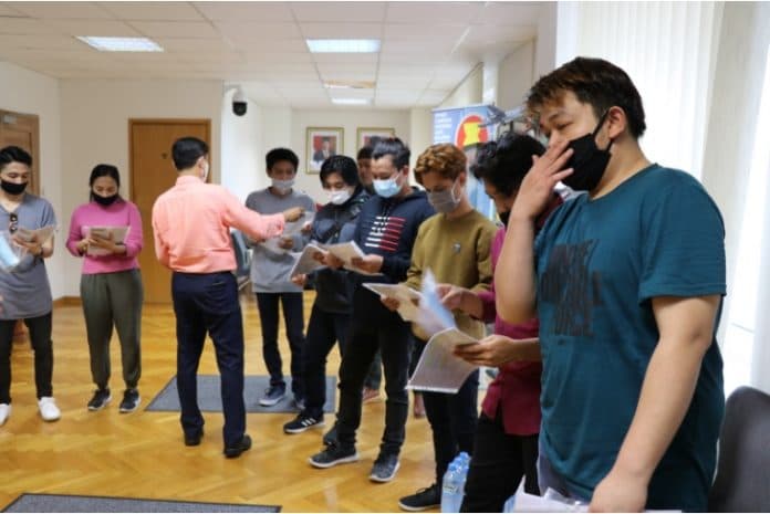 kbri_warsawa_fasilitasi_pemulangan_11_wni_ke_tanah_air