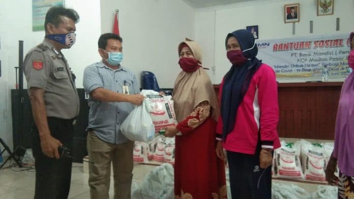 kcp_bank_mandiri_pasar_gambir_tembung_serahkan_bansos_terdampak_covid_19