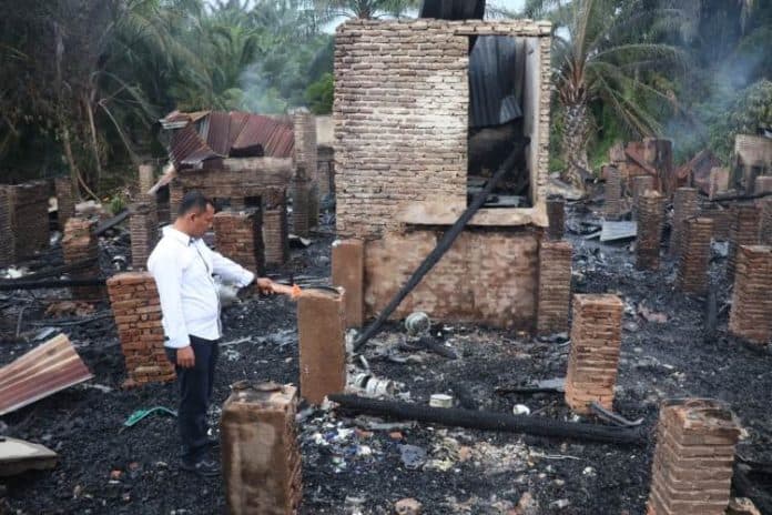 kebakaran_11_unit_rumah_di_labusel_14_keluarga_kehilangan_tempat_tinggal