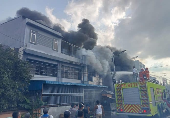 kebakaran_dahsyat_disertai_bunyi_letupan_terjadi_di_siantar_4_ruko_terbakar