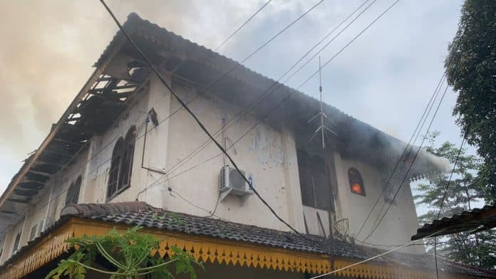 kebakaran_di_kantor_camat_medan_area_nyaris_kena_rumah_warga
