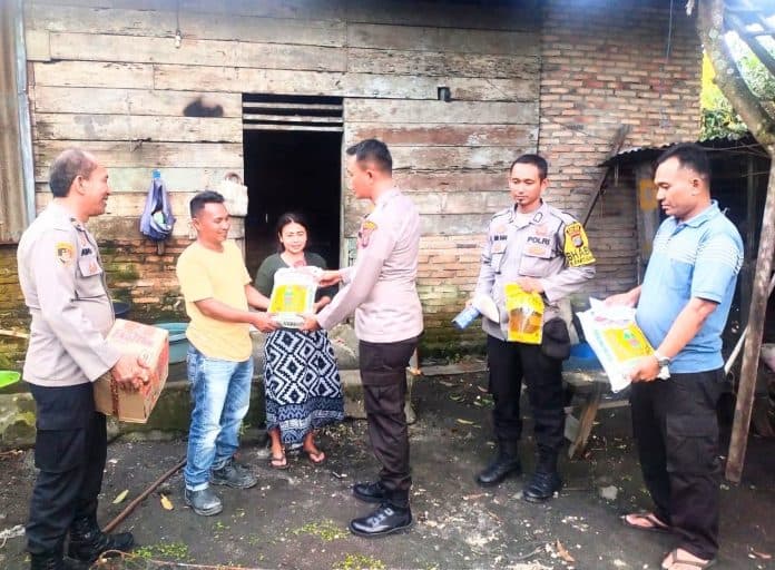 kebakaran_di_kuala_tanjung_kapolsek_indrapura_beri_bantuan