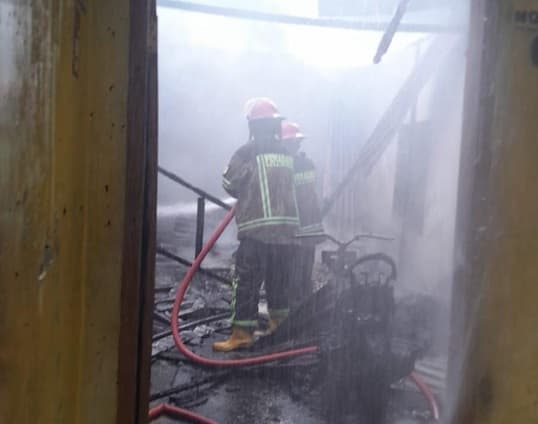 kebakaran_di_medan_area_4_unit_rumah_terbakar_1_orang_kesetrum