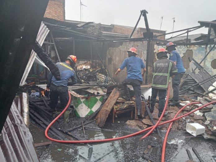kebakaran_di_perumnas_mandala_4_rumah_semi_permanen_hangus_terbakar