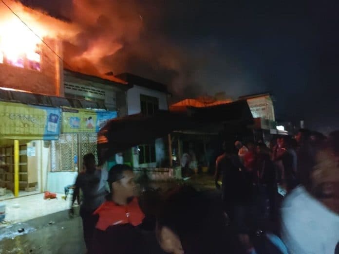 kebakaran_di_serbelawan_telah_memberangus_tiga_rumah